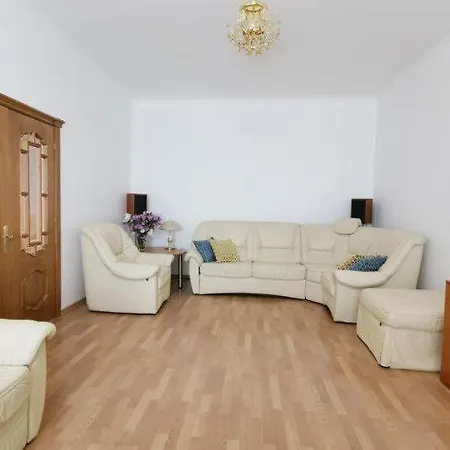 Nice Bright And Cozy With All Amenities And Convenient Transportation Apartment
